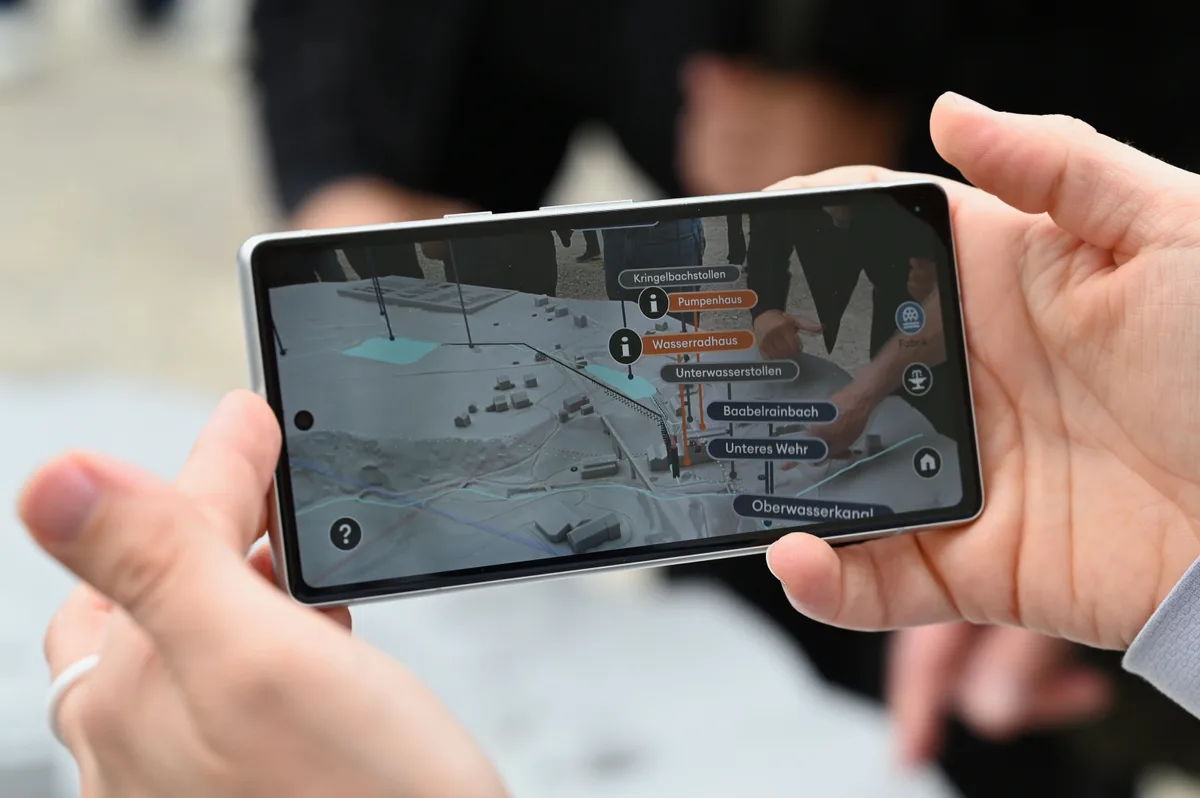 Mit dem Smartphone lassen sich auf dem Geländemodell viele sonst unsichtbare Details erkunden. Das neue Angebot im Museum Neuthal in Bäretswil: Der Audiowalk.